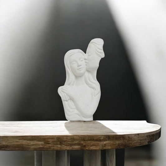 Ilary Queen – Statua Abbraccio Coppia in Gres Bianco (10x18 cm)
