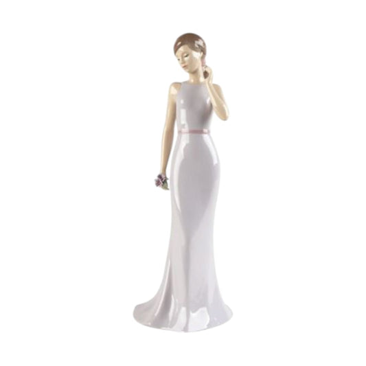 NAO by Lladrò - Dolce Eleganza con Fiore Rosa 02001863 - Scultura in Porcellana
