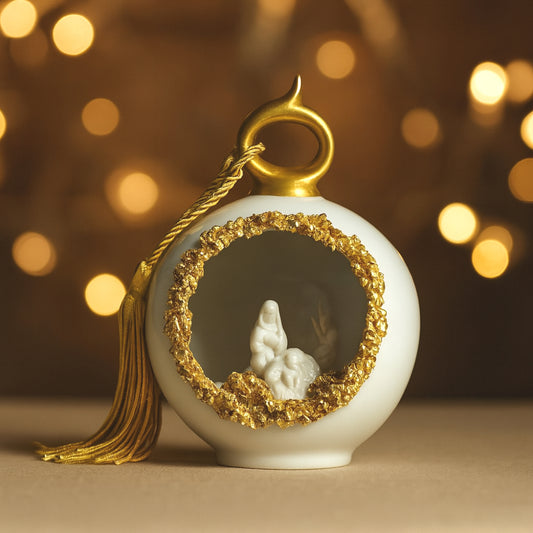 Palla di Natale Sharon in porcellana con Sacra Famiglia e dettagli oro – Le Favole Living