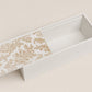 Scatola porta bottiglie Cuorematto in legno 35x11x10 cm con decoro broccato