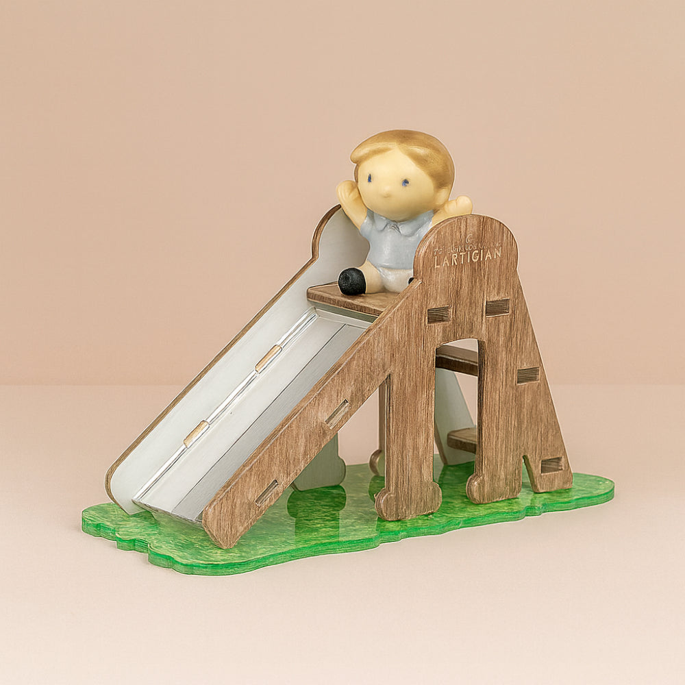 Scultura bimbo sullo scivolo Ilary Queen in gres 16,5x11 cm