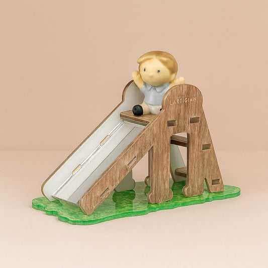 Scultura bimbo sullo scivolo Ilary Queen in gres 16,5x11 cm
