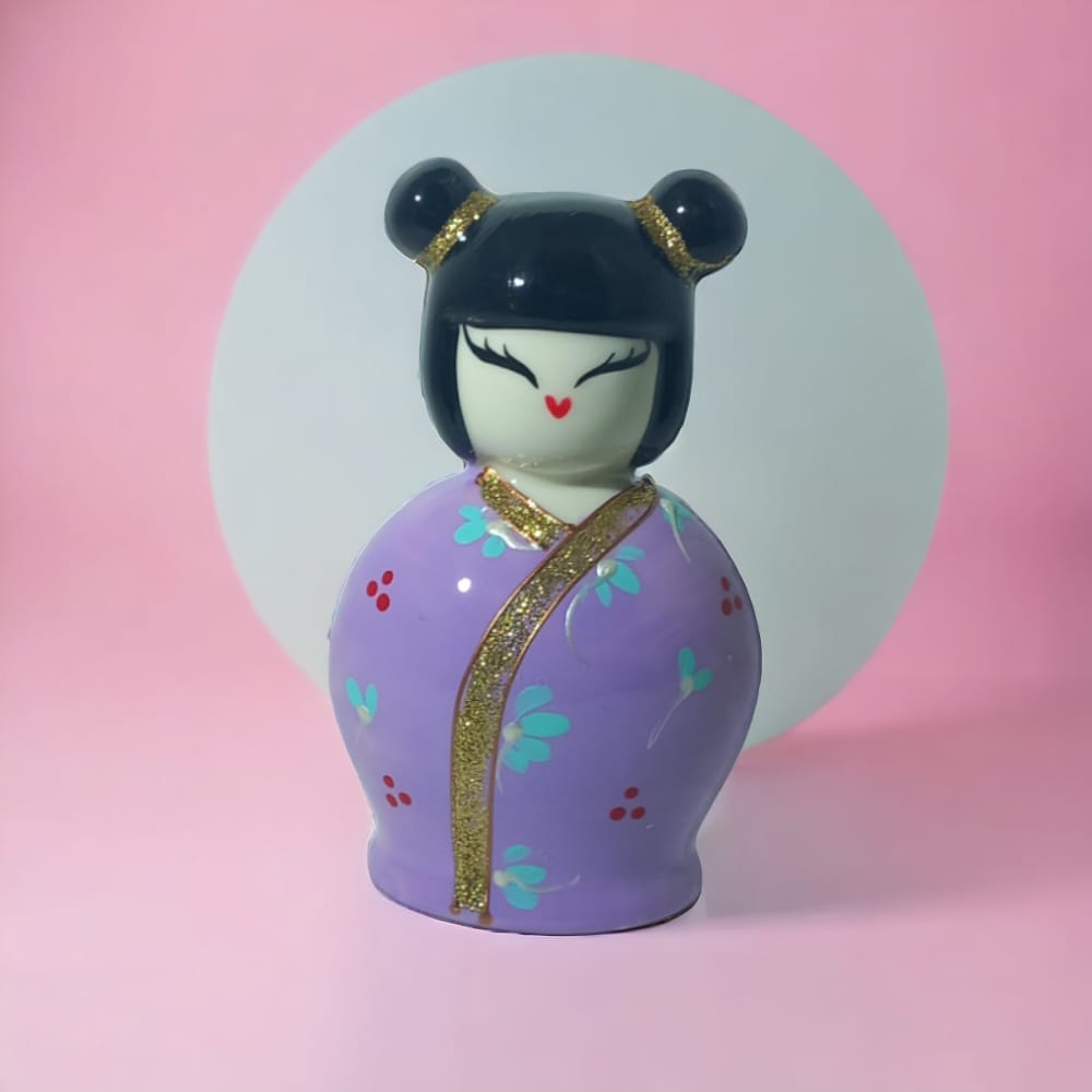 Sharon Campana Kokeshi Suami Cherry Violet In Porcellana dipinta a Mano H.12X7,5 Cm