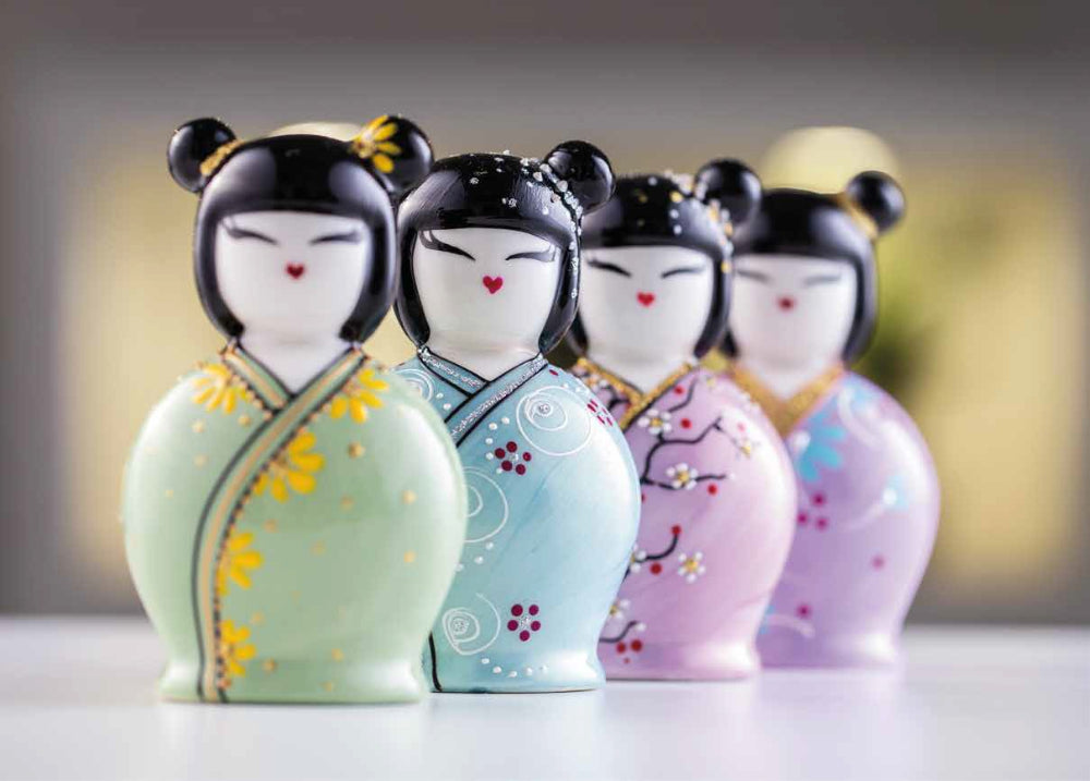 Sharon - Campana Kokeshi in Porcellana Dipinta a Mano 12x7cm
