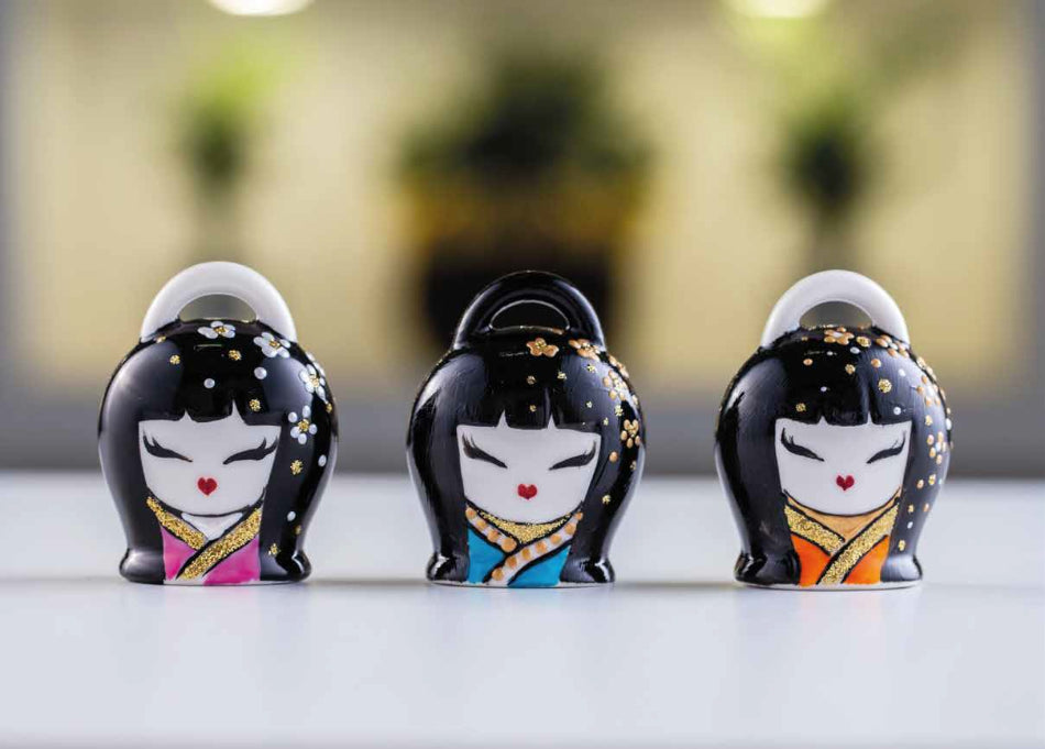 Sharon - Campana Mini Kokeshi in Porcellana con Scatola Portaconfetti