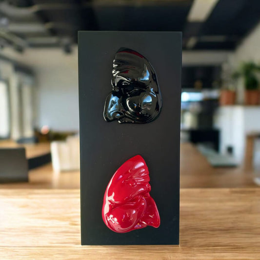 Sharon - Quadro Maschere Rosso Nero Pulcinella in Porcellana su Base in Legno 34cm