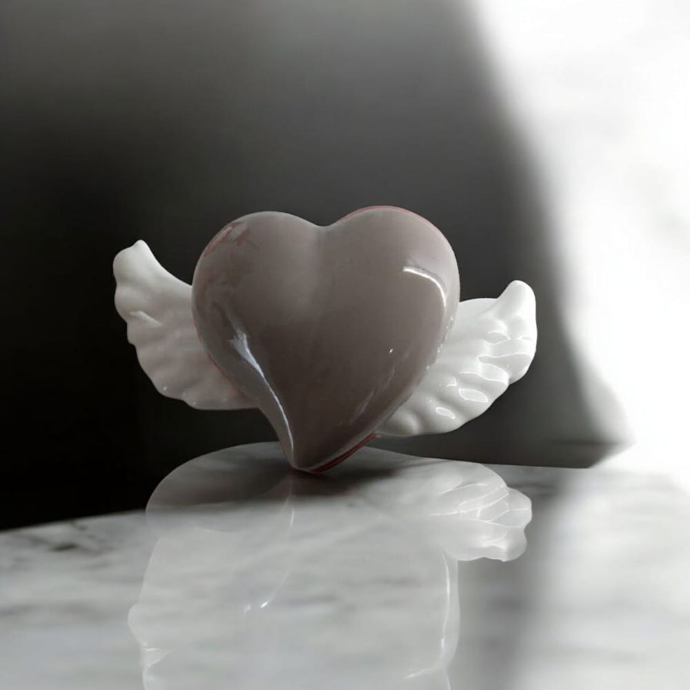 Spago di Terra – Cuore Alato Grigio in Ceramica (16x10 cm) – Made in Italy