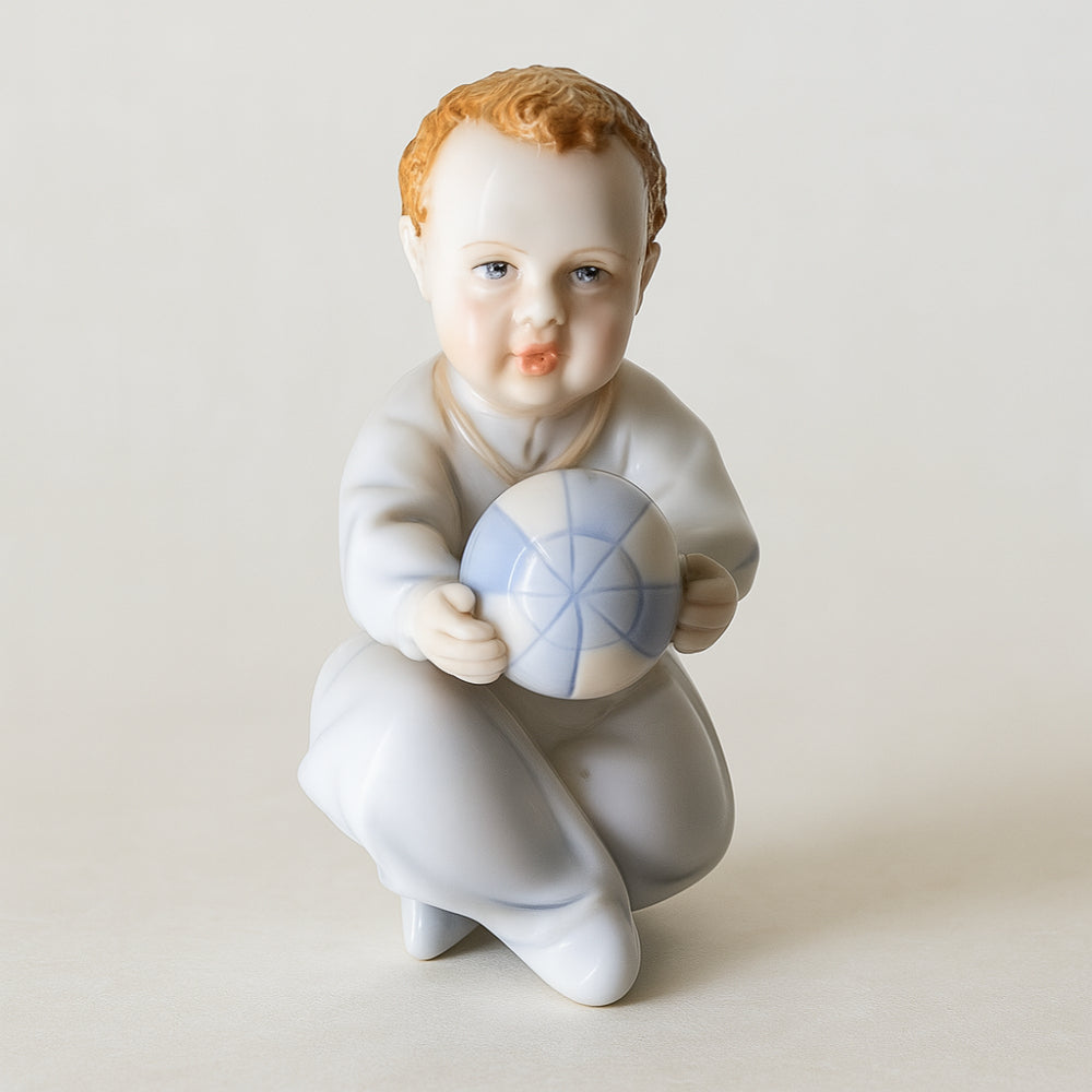 Statuina bimbo con palla in porcellana Cattin H 9,5×8 cm Made in Italy

