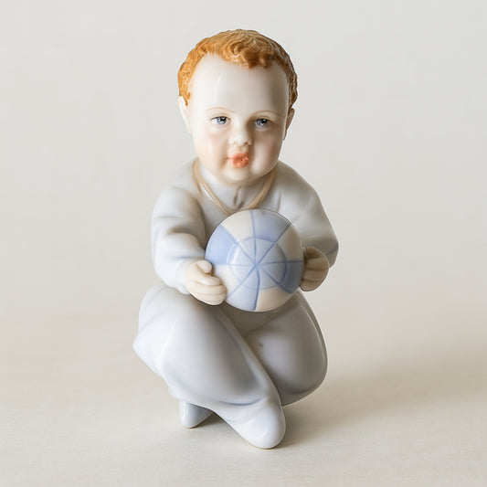 Statuina bimbo con palla in porcellana Cattin H 9,5×8 cm Made in Italy

