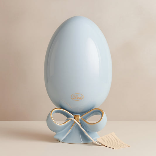 Uovo Dea in ceramica Capodimonte H 22 cm colore polvere con fiocco oro