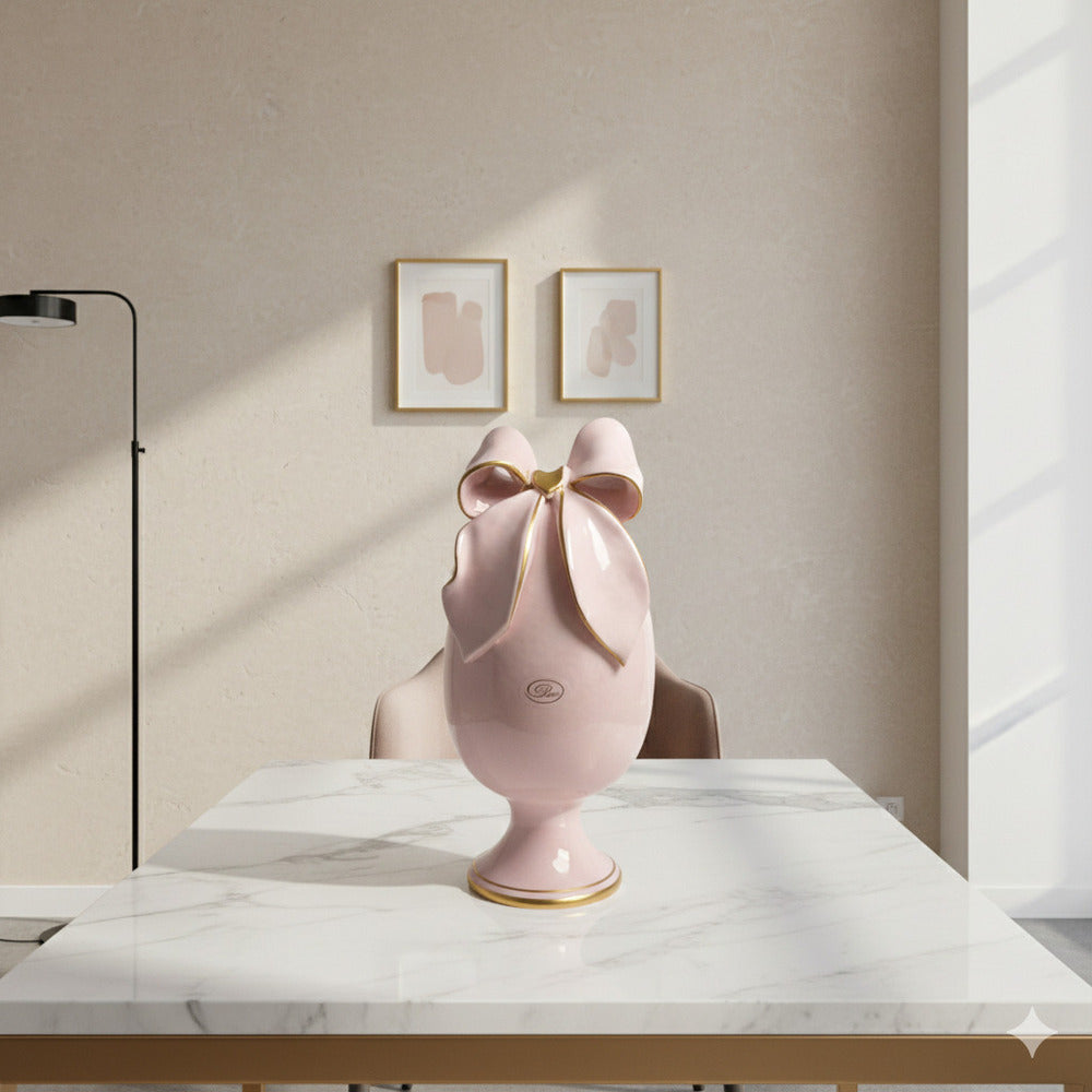 Uovo decorativo cipria con fiocco oro in ceramica di Capodimonte Dea Capodimonte H 26 cm