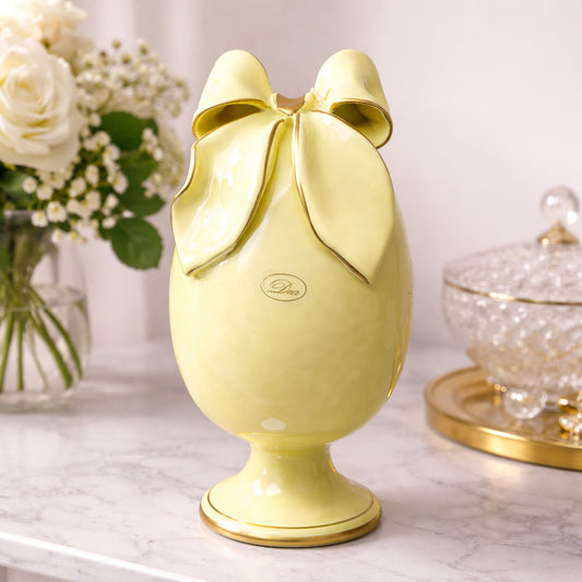 Uovo decorativo giallino con fioccone oro in ceramica di Capodimonte Dea Capodimonte 26 cm