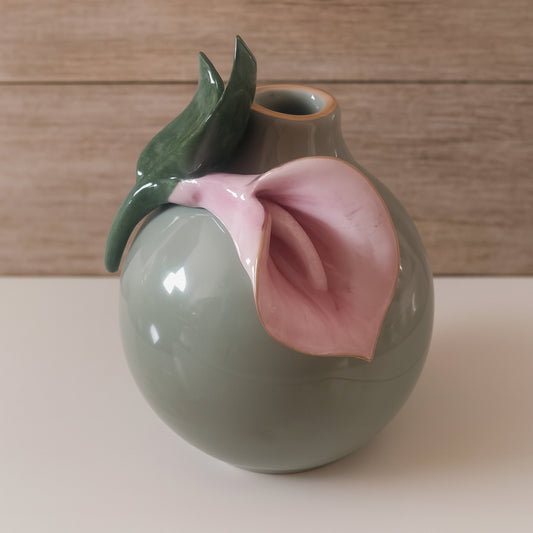 Vaso Dea Capodimonte verde salvia con calla in ceramica H 16 cm
