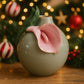 Vaso Dea Capodimonte verde salvia con calla in ceramica H 16 cm