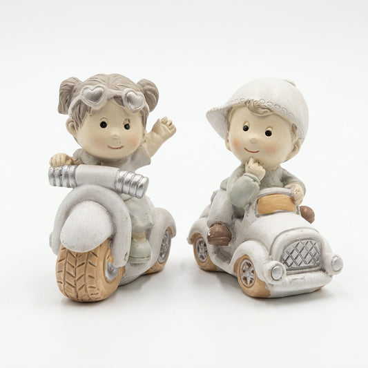 Yvonne Gontier coppia bimbi su moto e auto in resina 6x5 cm